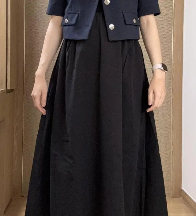 이 옷 저 옷에 받쳐입어도 되어서 활용도가 높은 것 같아요, 상체부분은 면이고 치마는