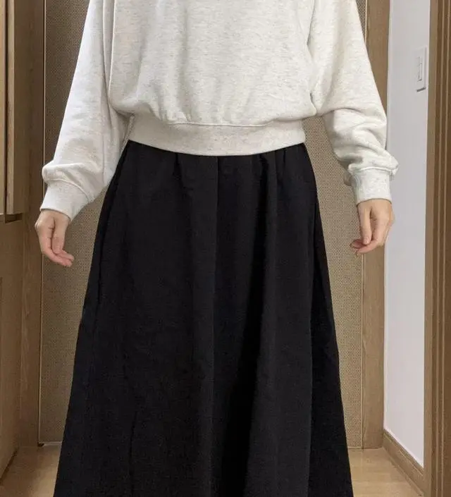 이 옷 저 옷에 받쳐입어도 되어서 활용도가 높은 것 같아요, 상체부분은 면이고 치마는