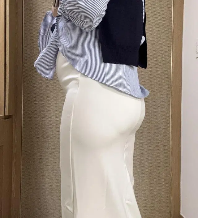 XL 사이즈가 품절되어 free로 샀는데 엉덩이, 허벅지 부분이 끼어서 아쉽네요 ㅠㅠ 허벅