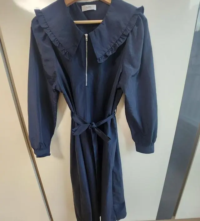 옷이 이쁘고 귀여워요, 옆구리쪽이 넉넉하진 않아 벗을 때 조심스럽게 벗었네요.