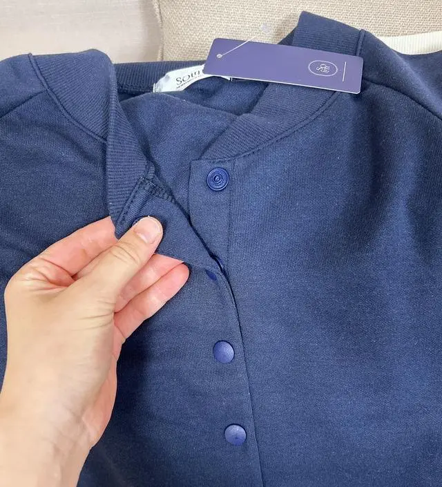 정말 잘 산 것 같아요. 요즘 입기 딱이구요. 애기 계속 수유해야하는데 안팎에서 입기 