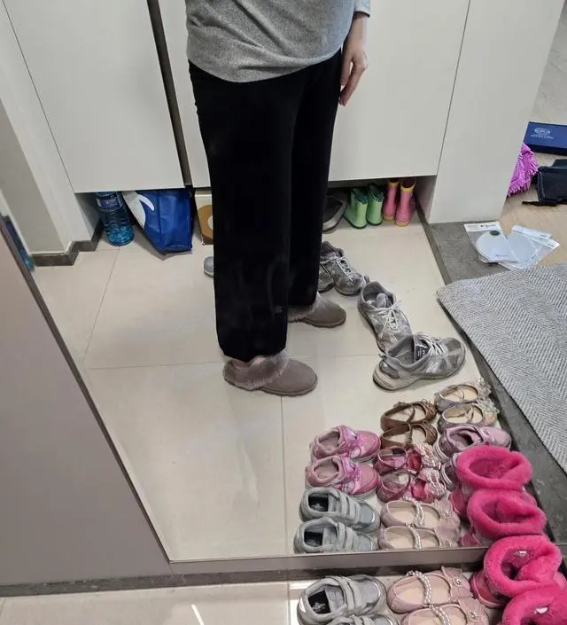 너무편해요... !! 산 옷 중에서 제일 편한데 아무래도 잠옷?같은 느낌이 있어서 집에서