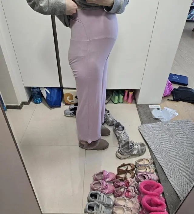 너무편해요... !! 산 옷 중에서 제일 편한데 아무래도 잠옷?같은 느낌이 있어서 집에서