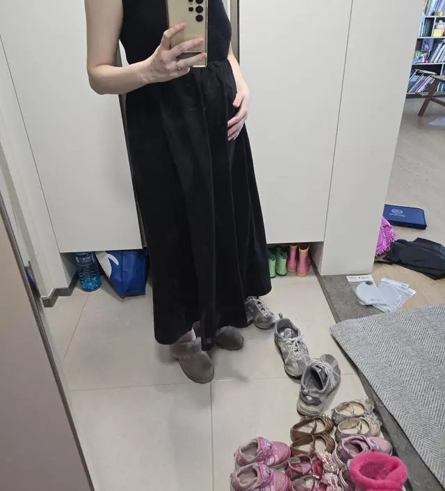 무난하게 받쳐서 입기 좋아요 잘 구겨지는 소재긴 한데 배부분이 편하고 잘 늘어나요. 