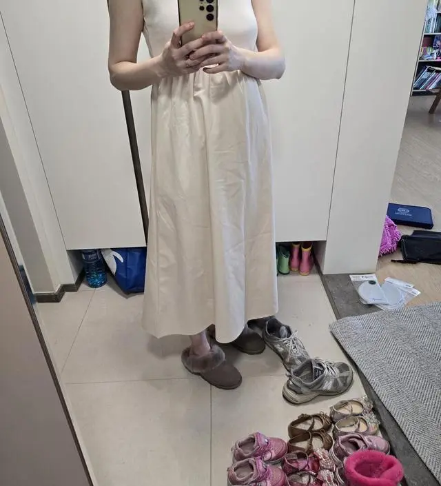 무난하게 받쳐서 입기 좋아요 잘 구겨지는 소재긴 한데 배부분이 편하고 잘 늘어나요. 