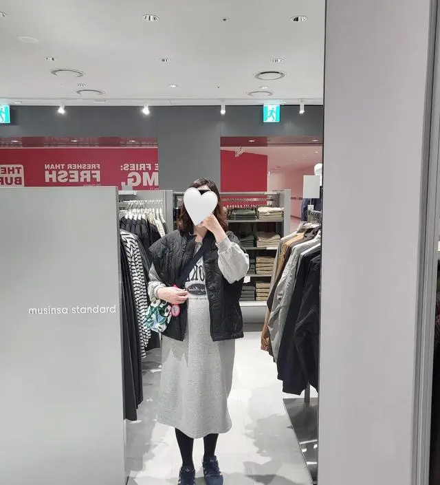 비슷한 스타일의 다른 원피스들에 비해 길이가 너무 길지 않아서 좋아요. 기모는 전혀 