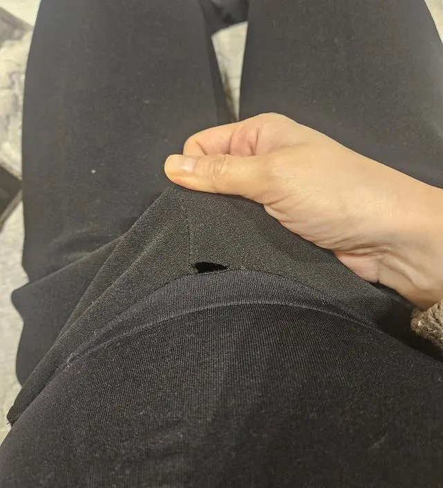 다리 길쭉해보이고 핏 좋은데 입고 산부인과밖에 안다녀왔는데 처음부터 뜯어져 있던건