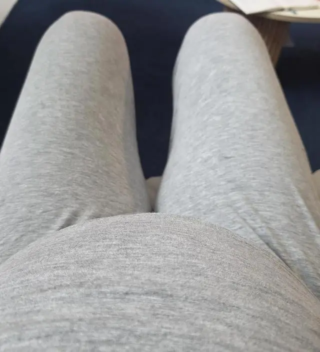 엄청 얇긴한데 잘 늘어나고, 편하고 좋습니다.
