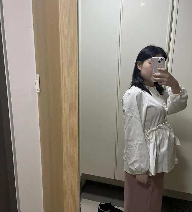 딱 봄에 입기 좋은 밝은 핑크색상이에요. 키 158에 길이는 이정도이고, 제가 엉덩이가 