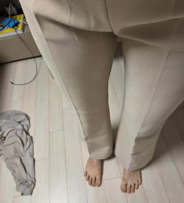 매우 편해요. 두꺼워서 겨울에도 입을 수 있을 거 같아요.