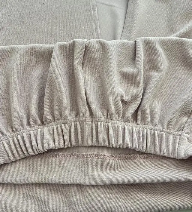 아주 얇고 살짝 까끌거리는 촉감의 니트라서 봄~초여름까지 시원하게 입을 수 있을 듯 