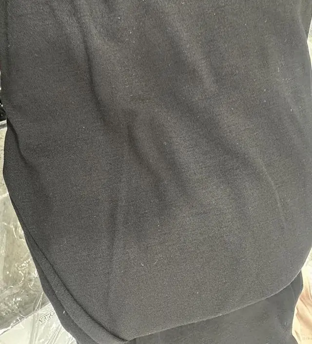 소재가 얇아서 여름용으로 입기 좋을것같은데 몸에 달라붙을것같아서 치마 속옷 같이 입