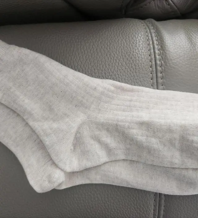 양말 이쁘고 마음에 들어요 신었을때 편하고 생각보다 길긴 하지만 만족합니다!! 배송은