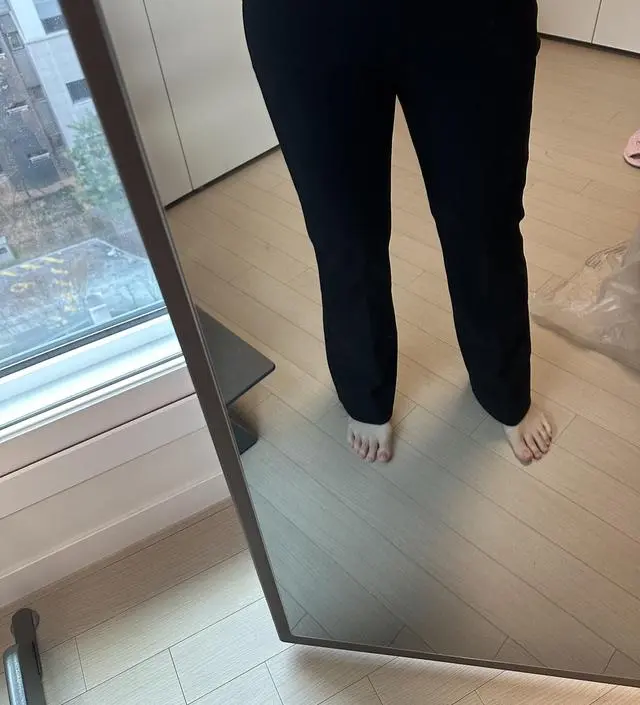 잘 받았어요 저번에 라지 구입하고 흘러내리길래 엠 재구매해요. 역시 핏은 최고~ 