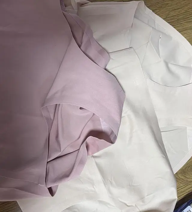 유니*로 비슷한 핏을 생각했는데 그것보다 더 엉덩이를 많이 덮는 편이예요.  색감은 사