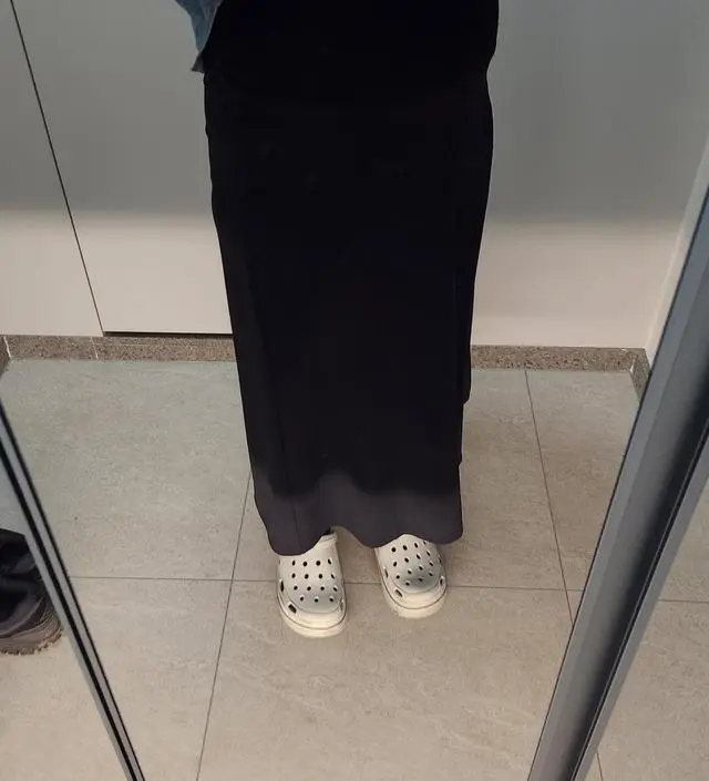 구김없는 소재라서 좋고, 배가 많이 나왔는데 옷이 감싸주는 느낌이라 편하게 입을 수 