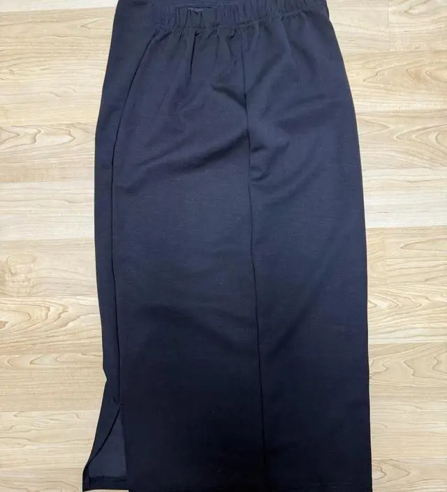 사이즈 넉넉하게주문해서 뒤에좀뜨지만 배더나오면 딱좋을거같아요 같은소재의 바지도 