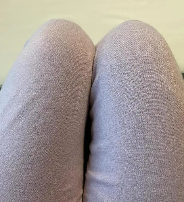 엄청 얇은 바지에요. 집에서 입기는 괜찮아요.