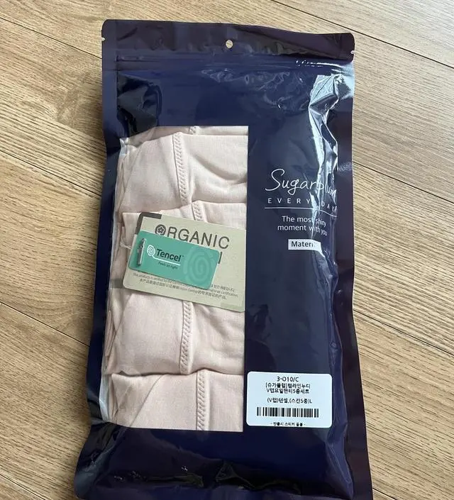 임신해서 한사이즈 업해서 주문하니 편하게 잘 맞아요.
