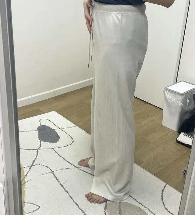 17주차인데 벌써 배가 봉긋 나왔어요ㅠㅠ 기존 바지가 안맞아 구입해보았어요. 끈조절하