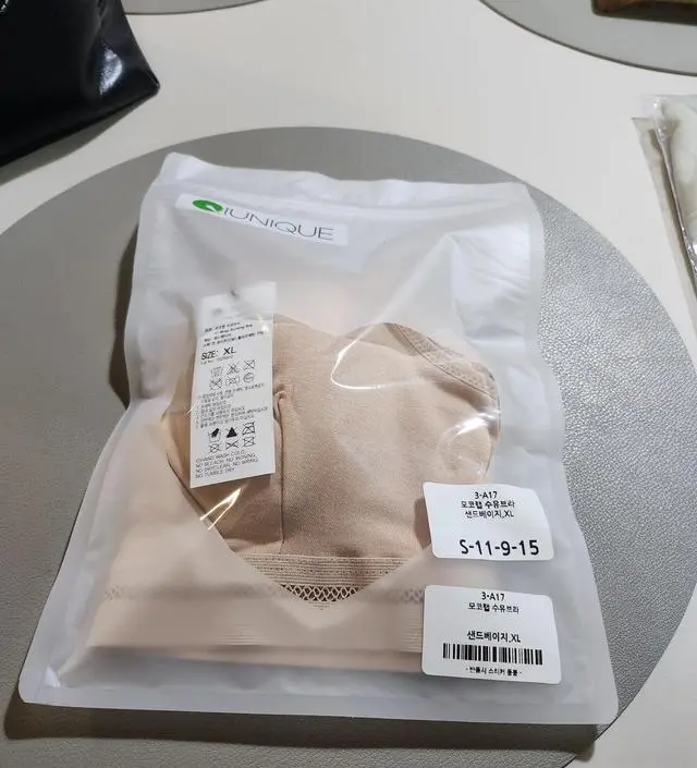 넉넉하게 입으려고 XL 샀는데 넉넉한 정도는 아니고 잘 맞고 편안한 정도였습니다. 와이