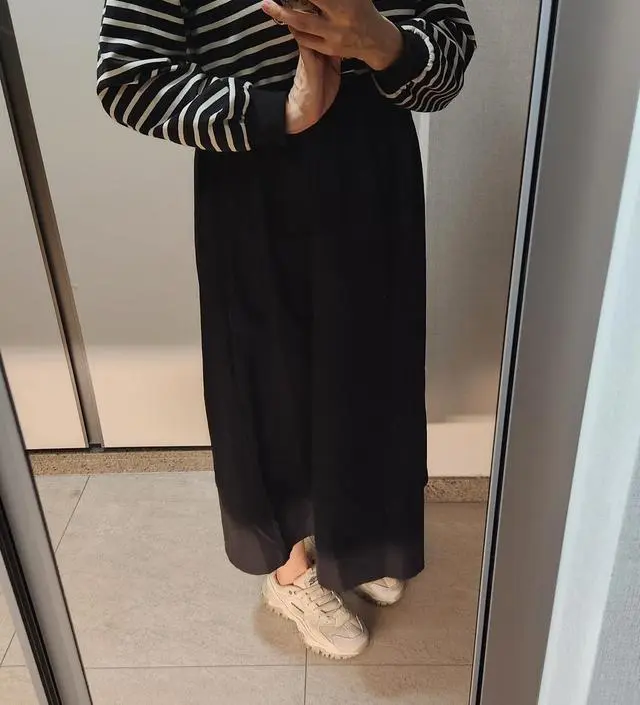 편하게 입을 수있어요. 늘어나서 배쪼임도 없고 원피스지만 티셔츠랑 치마가 분리된 것