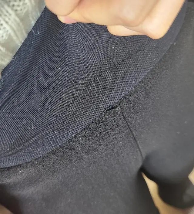 바지는 편하고 좋아요. 그런데 하루 입었는데 복대랑 연결된 부분이 트여서 속상하네요