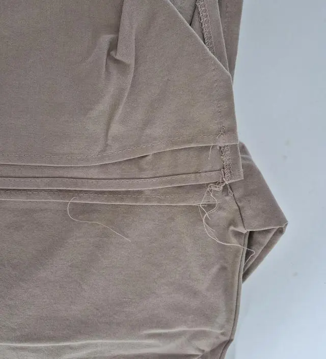 색감이나 재질은 비슷해서 좋은데 실 마감이.. 상태가 안좋습니다
