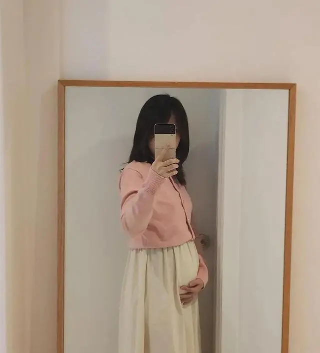 밝은 아이보리 색으로 어떤 상의든 다 잘 어울립니다. 상의는 부드러운 소재고 치마는 