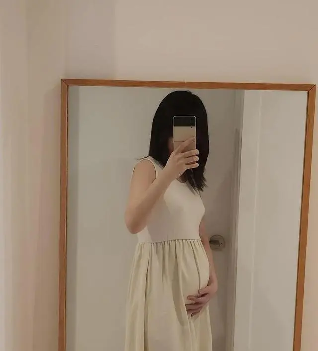 밝은 아이보리 색으로 어떤 상의든 다 잘 어울립니다. 상의는 부드러운 소재고 치마는 