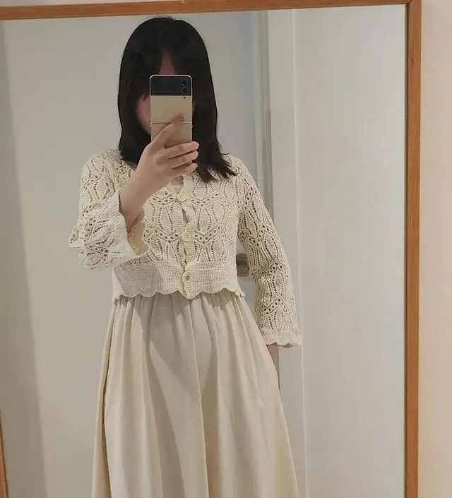 밝은 아이보리 색으로 어떤 상의든 다 잘 어울립니다. 상의는 부드러운 소재고 치마는 