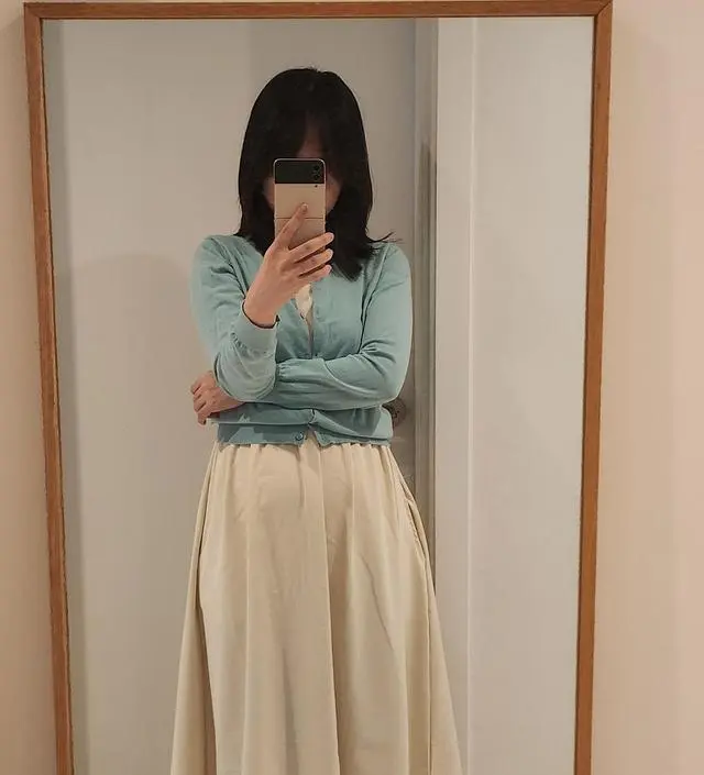 밝은 아이보리 색으로 어떤 상의든 다 잘 어울립니다. 상의는 부드러운 소재고 치마는 