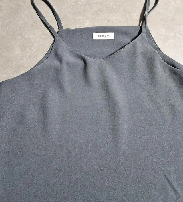 시원한 재질이라 봄부터 여름 초가을까지 입기 좋을 것 같아요!!^^