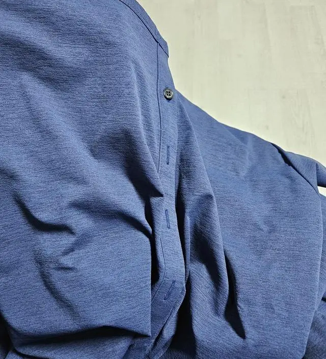 재질이 시원한 재질이라 편하고 너무 크지도 않고 집에서 입기 좋아요!