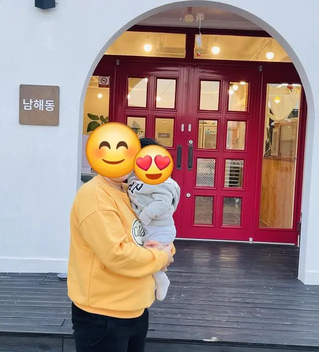 사진과 똑같구요. 입었을때 화사한 느낌이 있어서 지금 봄철에 입기에 딱이예요. 둘째를