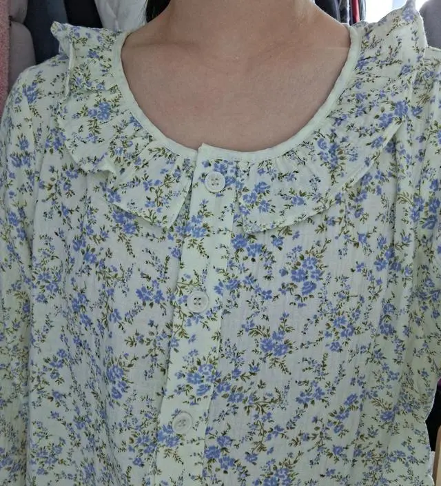 부드럽고 하늘하늘 예뻐요 둘째 임신 20주인데 수유복으로도 좋을거같고 집에서 기분전