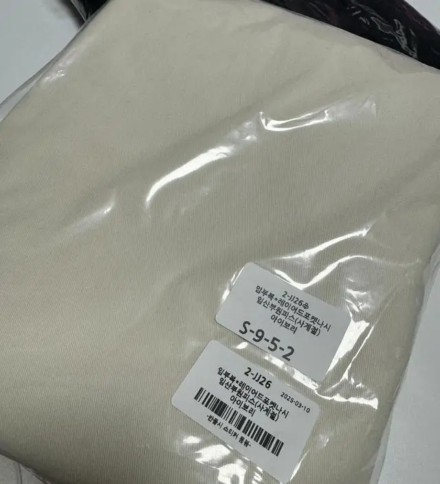 색상 괜찮네요-! 근데 바스락거리는 소재인줄알고 구매했는데 약간 도톰한 면느낌? 그래