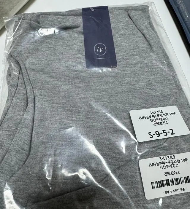 사이즈 잘 맞고 좋아요-! 크면 어쩌지했는데 기장도 잘맞고 괜찮네요-!! 얇고 부드러워