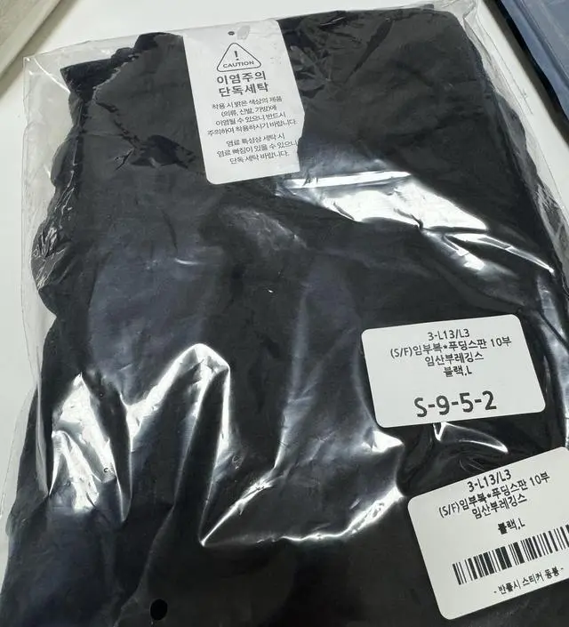 사이즈 잘 맞고 좋아요-! 크면 어쩌지했는데 기장도 잘맞고 괜찮네요-!! 얇고 부드러워