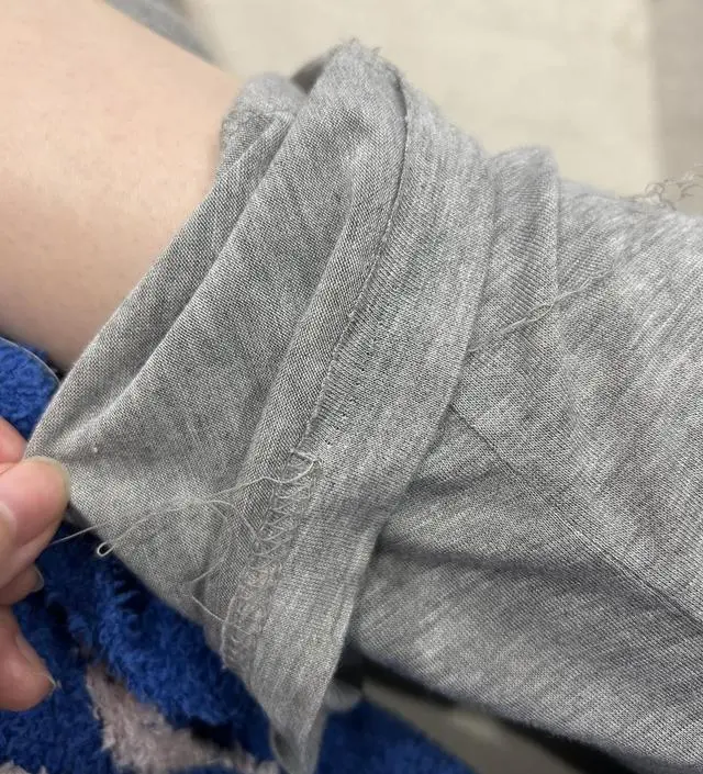 내구성이 너무 약해요.. 하루 입었는데 바지 밑단 앞뒤로 울이 이렇게 다 풀리네요 ㅠㅠ