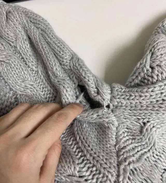 색깔은 소라+회색인 것 같구요, 핏도 괜찮고 니트 짜임도 예쁜데... 겨드랑이에 왕빵꾸