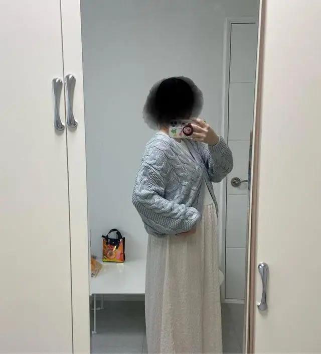 색깔은 소라+회색인 것 같구요, 핏도 괜찮고 니트 짜임도 예쁜데... 겨드랑이에 왕빵꾸