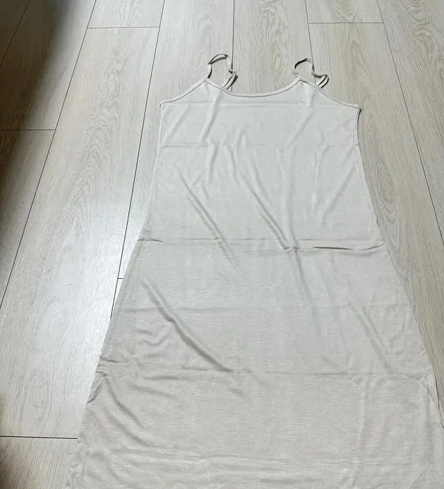 색상은 생각했던거보다 연한데 재질은 마음에 듭니다