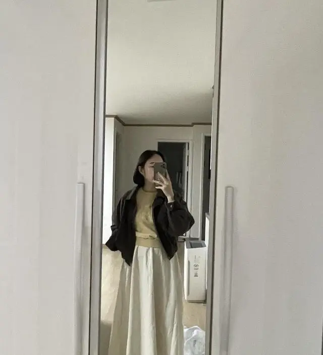 색감은 베이지톤에 가깝고 주머니가 있어서 편해요 
