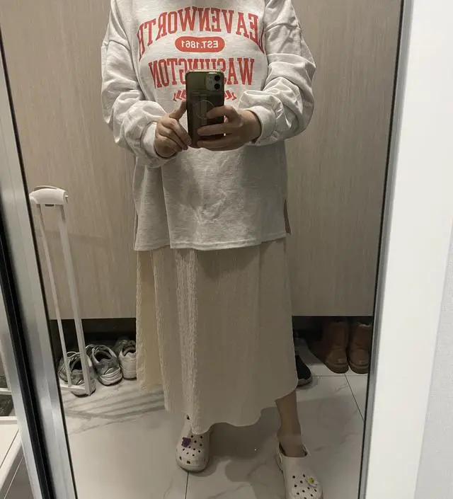 루즈핏이라서 안입은것처럼 편하네요. 좀 얇긴하지만 소재부드럽고. 봄여름가을 어디든