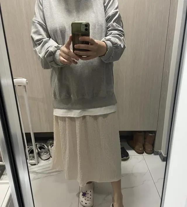 기장감이 있고 재질이 톡톡해서 날씬해보입니다. 레깅스든 트레이닝 바지든 롱치마든 다