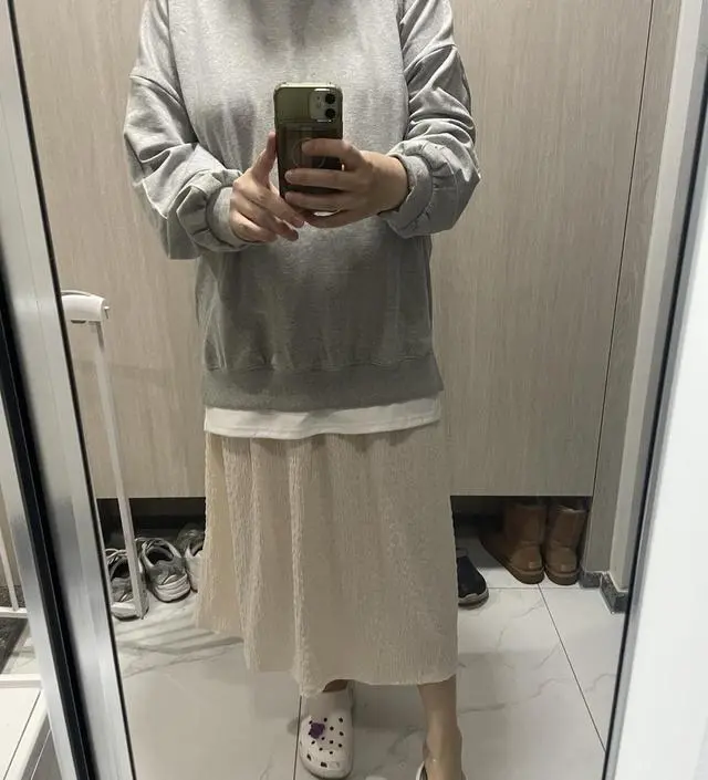 날씬해보이고 쪼이지않고 편안합니다. 어디든 레이어드 잘됩니다. 햇빛에나가면 비침있