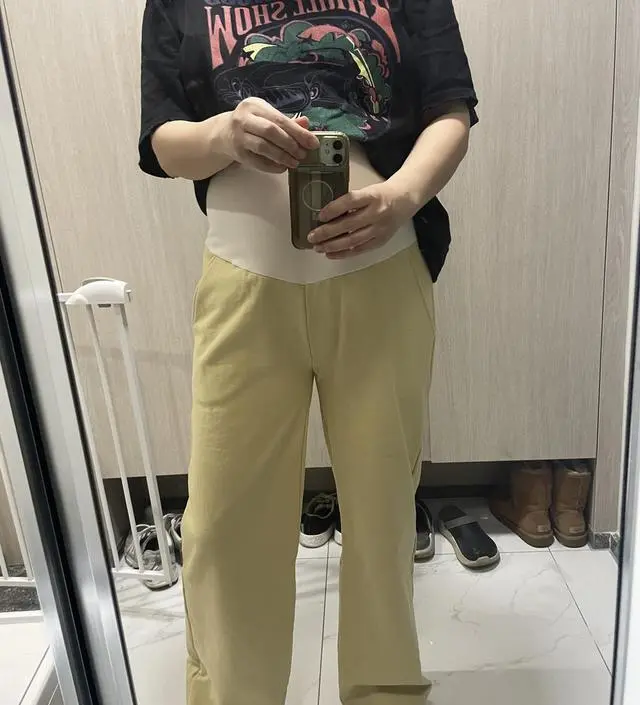 두께가 톡톡해서 여름엔 못입을거같고. 그래도 봄가을 잘입을거같아요. 색깔도 옐로우 