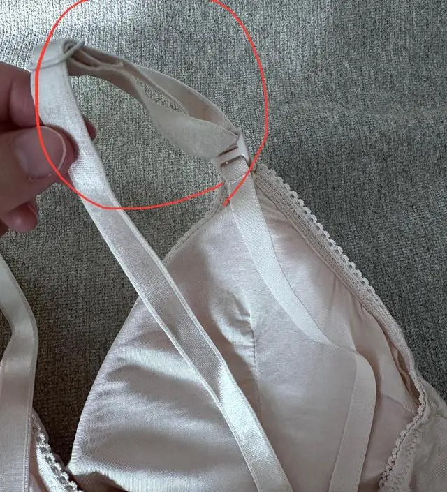 어개끈 하나가 불량이네요. 재봉이 잘못되었는지 어떻게해도 끈이 꼬여요. 첫번째 사진