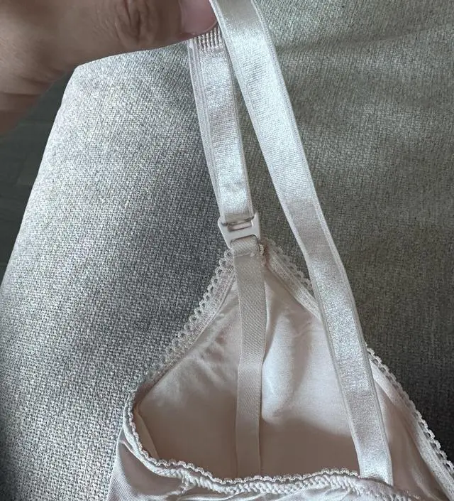 어개끈 하나가 불량이네요. 재봉이 잘못되었는지 어떻게해도 끈이 꼬여요. 첫번째 사진